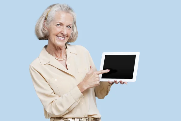 Mujer mayor mostrando tableta PC — Foto de Stock