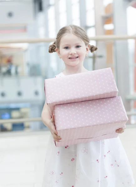 Meisje bedrijf twee geschenk dozen verpakt — Stockfoto