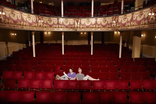 Vrouw zitten in theater kramen — Stockfoto