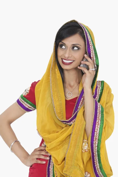 Indiai nő fogadó telefonhívás — Stock Fotó