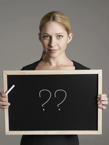 Zakenvrouw bedrijf schoolbord — Stockfoto