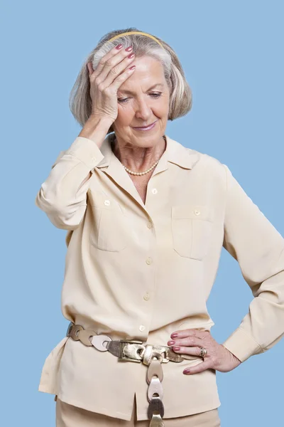 Senior kvinna som lider av huvudvärk — Stockfoto