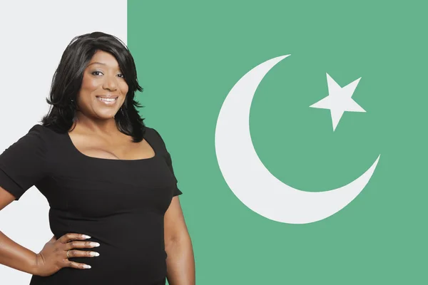 Vrouw tegen Pakistaanse flag — Stockfoto