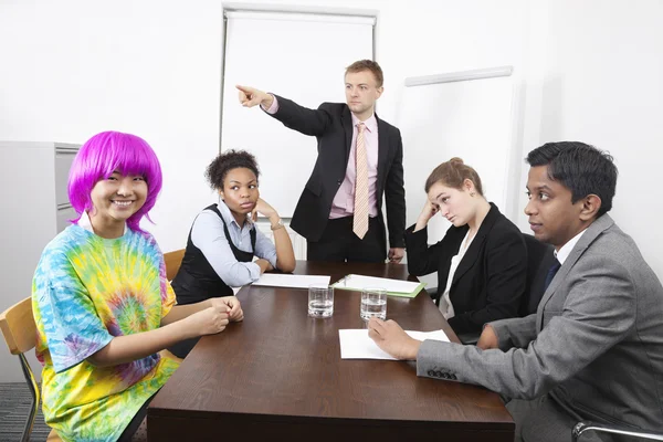 Empresários com colega em peruca rosa — Fotografia de Stock