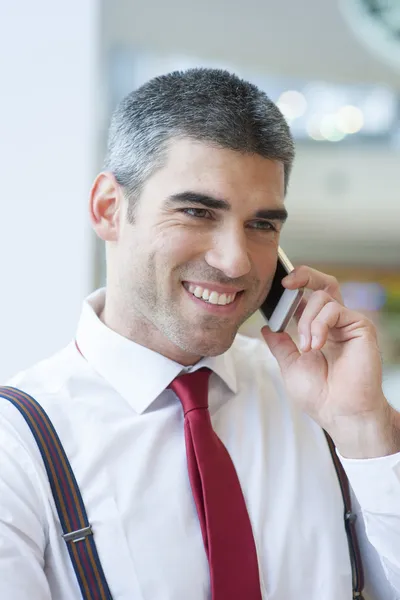 Empresário sorrindo no celular — Fotografia de Stock