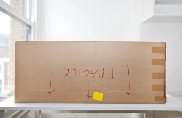 Cardboard box marked "fragile" — Stock Photo, Image