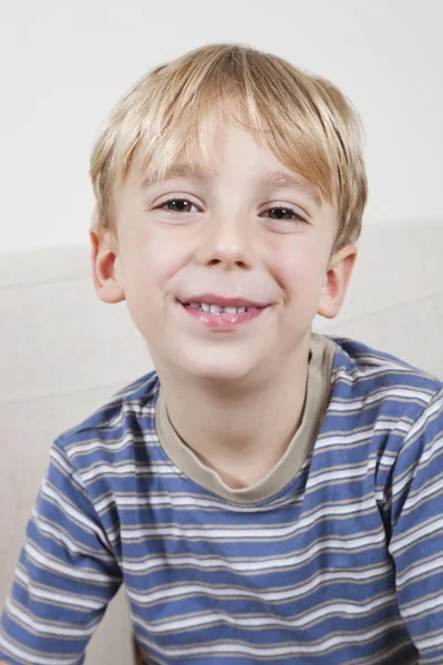 Schattige jonge jongen glimlachen — Stockfoto