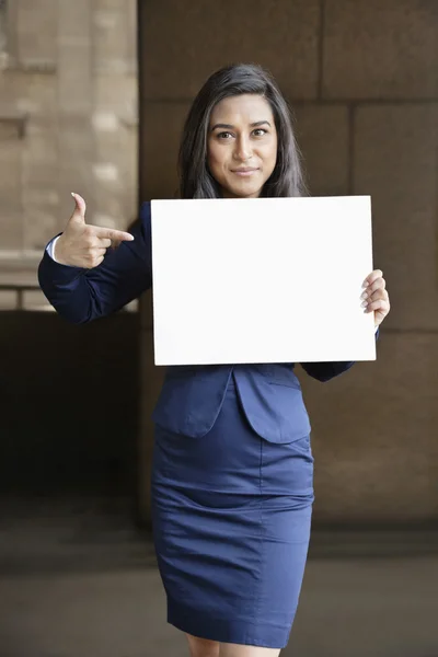 Индийская предпринимательница указывает на знак Moodboard — стоковое фото