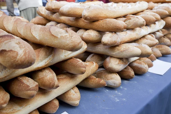 Los holgazanes sobre el pan en la tienda — Foto de Stock
