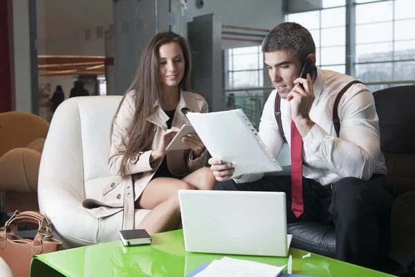 Empresario y empresaria en reunión — Foto de Stock