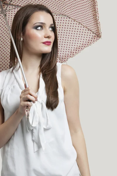 Bela jovem mulher segurando guarda-chuva — Fotografia de Stock