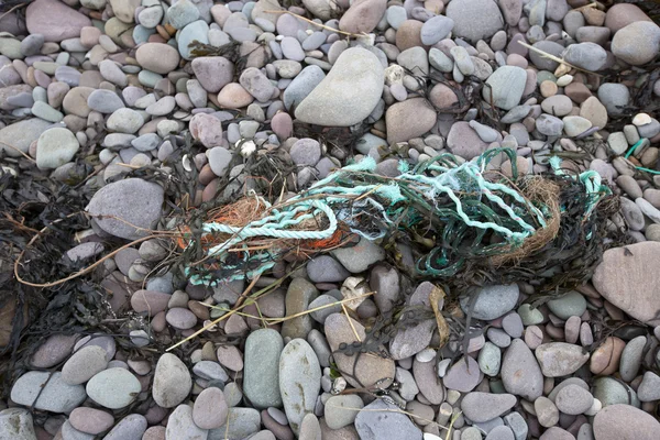 钓鱼垃圾乱扔杂物的海滩 — 图库照片