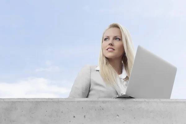 Bizneswoman z laptopa, którzy szukają drogi — Zdjęcie stockowe