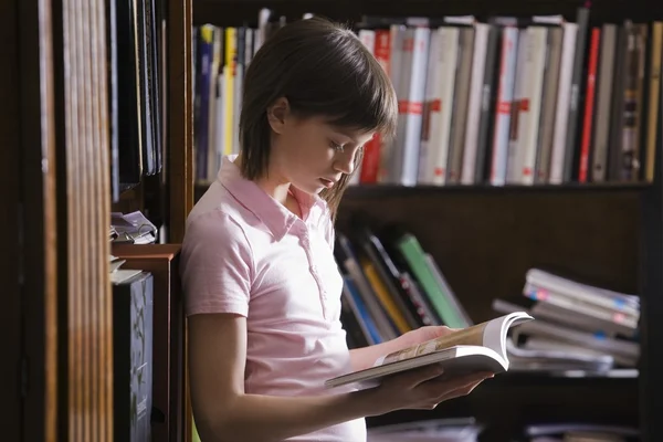 Teenager Mädchen in der Bibliothek — Stockfoto