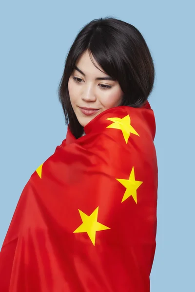 Mulher envolta em bandeira chinesa — Fotografia de Stock