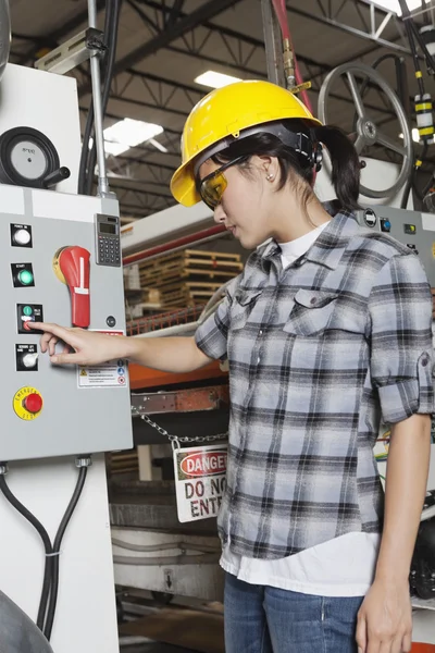 Trabajadora industrial — Foto de Stock