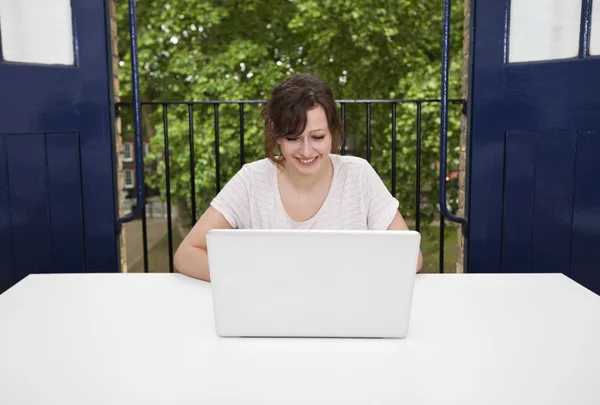Kobieta korzysta z laptopa na biurko — Zdjęcie stockowe