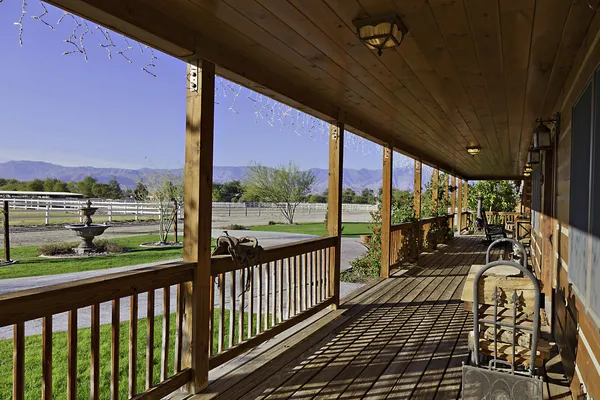 Ranch veranda met uitzicht op paardenstallen — Stockfoto