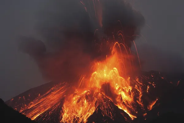 Erupções de lava derretida — Fotografia de Stock