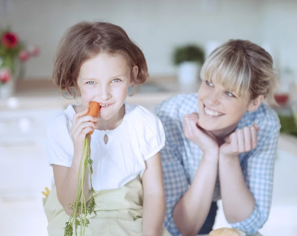 Jong meisje eten wortel — Stockfoto