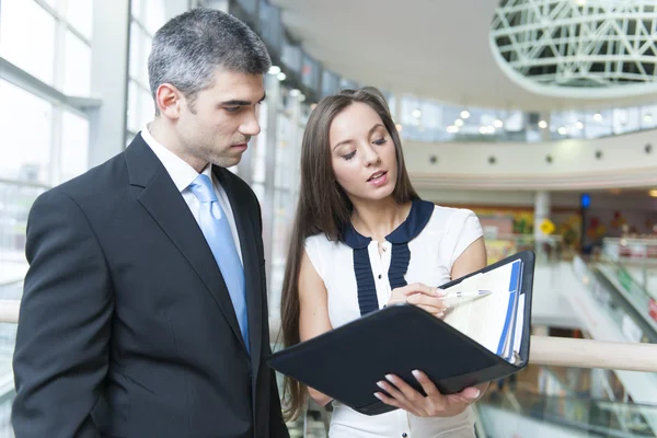Affärsman och kvinna diskuterar arbete — Stockfoto