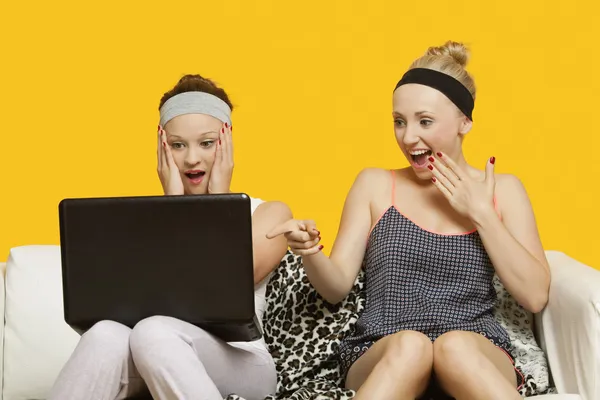 Geschokt jonge vrouwen met behulp van laptop — Stockfoto