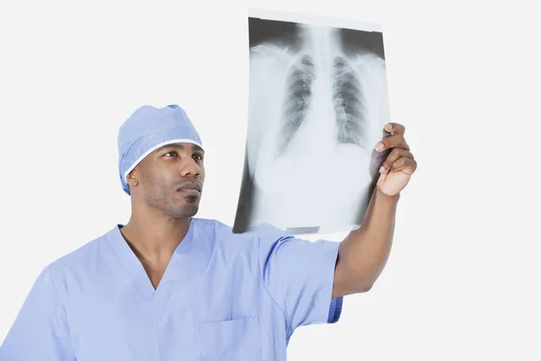 Surgeon analyzing x-ray report — Stock Photo, Image