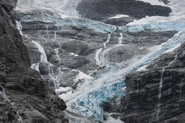 Норвежская скала и водопад — стоковое фото