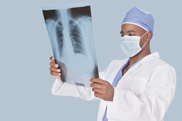 Surgeon analyzing x-ray report — Stock Photo, Image