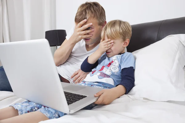 Père et fils regardant un film d'horreur — Photo