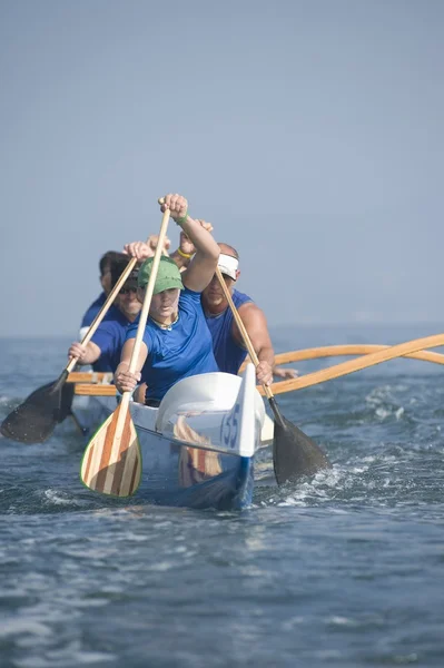 Outrigger canoa squadra in acqua — Foto Stock