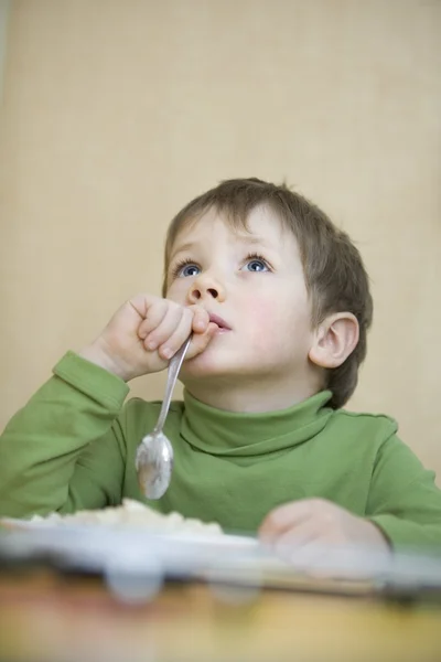 Pojken tittade uppåt — Stockfoto