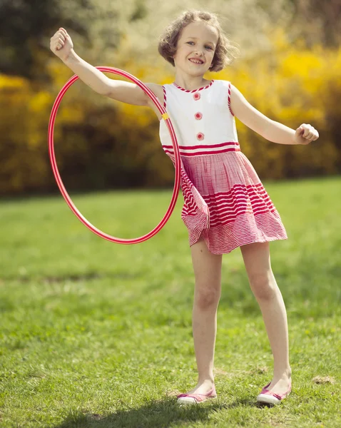 Hula hoop kolunda kullanan kız — Stok fotoğraf