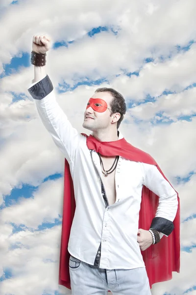 Hombre en traje de superhéroe con la mano levantada — Foto de Stock