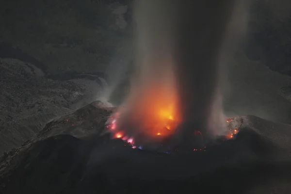 La lave fondue brille dans le cratère volcanique — Photo