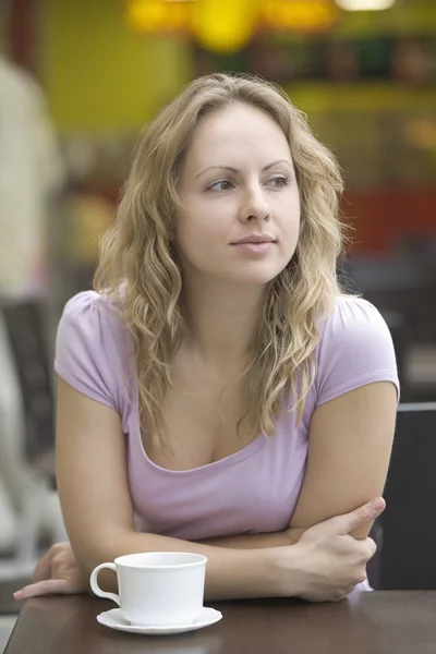 Mujer sentada con los brazos cruzados — Foto de Stock