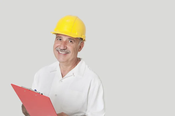 Senior Constructor mit Klemmbrett — Stockfoto