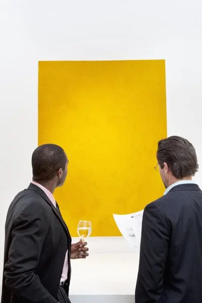 Men looking at painting — Stock Photo, Image