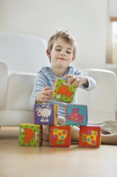 Ragazzino impilamento blocchi — Foto Stock