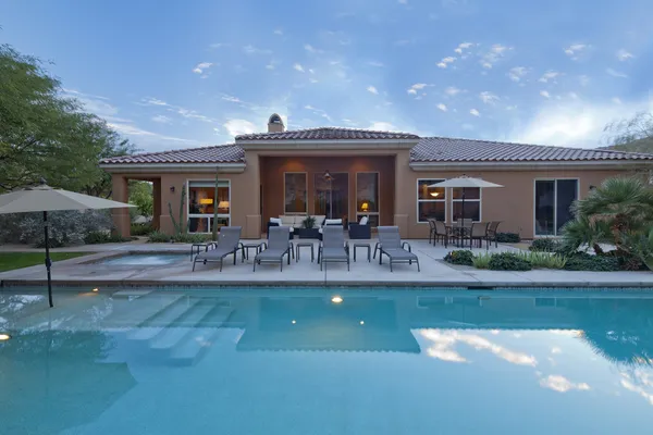 Luxury villa with swimming pool — Stock Photo, Image