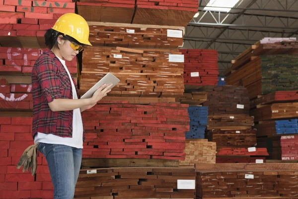 Asiática mulher trabalhador industrial — Fotografia de Stock