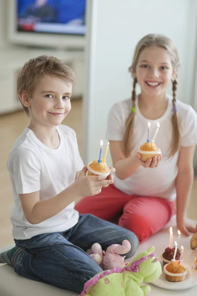 Siblings with cup cakes — Stock Photo, Image