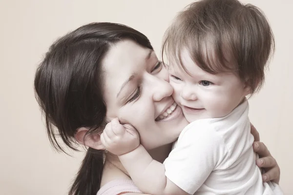 Mother laughs and squeezes her toddler — Stock Photo, Image