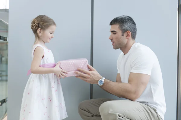 Girl handing present to father — Stock Photo, Image
