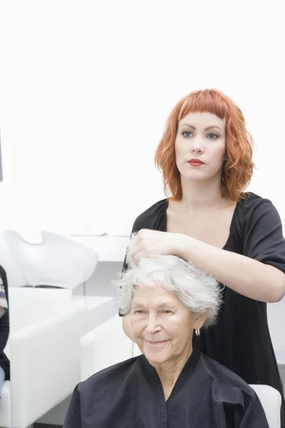 Estilista e cliente discutem corte de cabelo — Fotografia de Stock