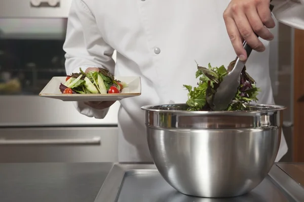 Chef-kok liften groenten — Stockfoto