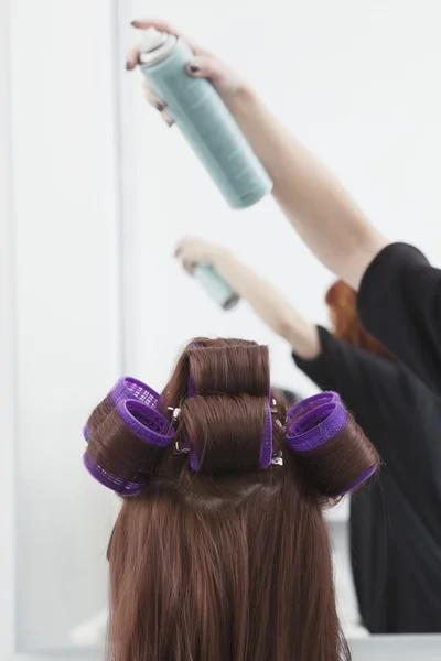 Stylist sprayer hår — Stockfoto