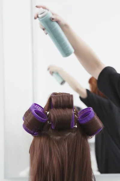 Estilista rocía el cabello —  Fotos de Stock