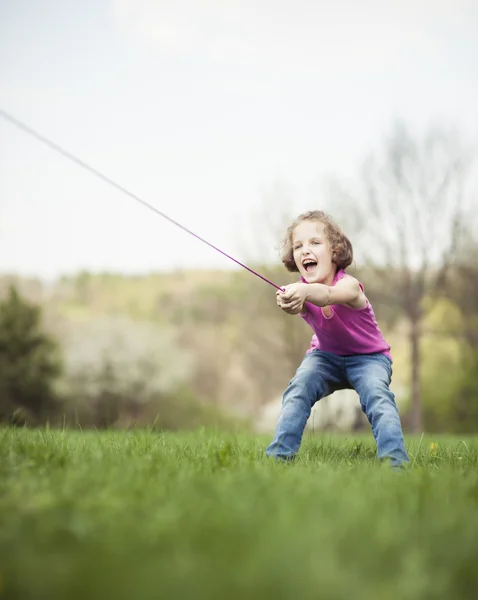 Menina jogando rebocador de guerra — Fotografia de Stock