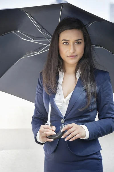 Indické podnikatelka hospodářství deštník — Stock fotografie